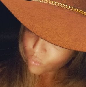 Meet your Posher, Lorie